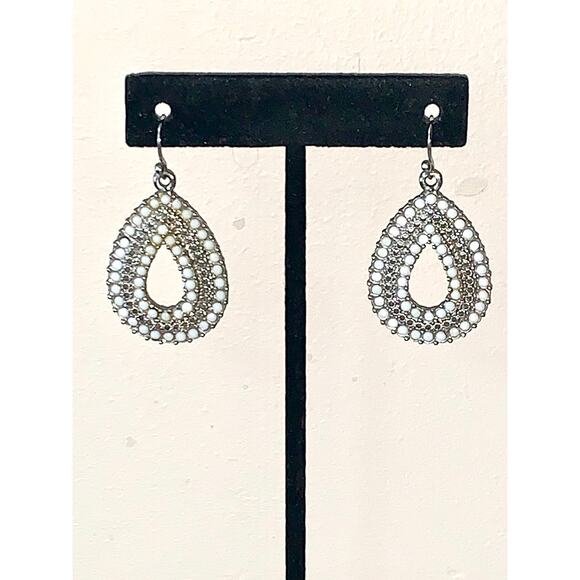 Silver Tone White Beaded Oval Teardrop Dangle Drop Earrings EUC - Picture 4 of 8